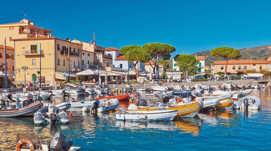 Insel Elba mit hübschem Hafenstädtchen