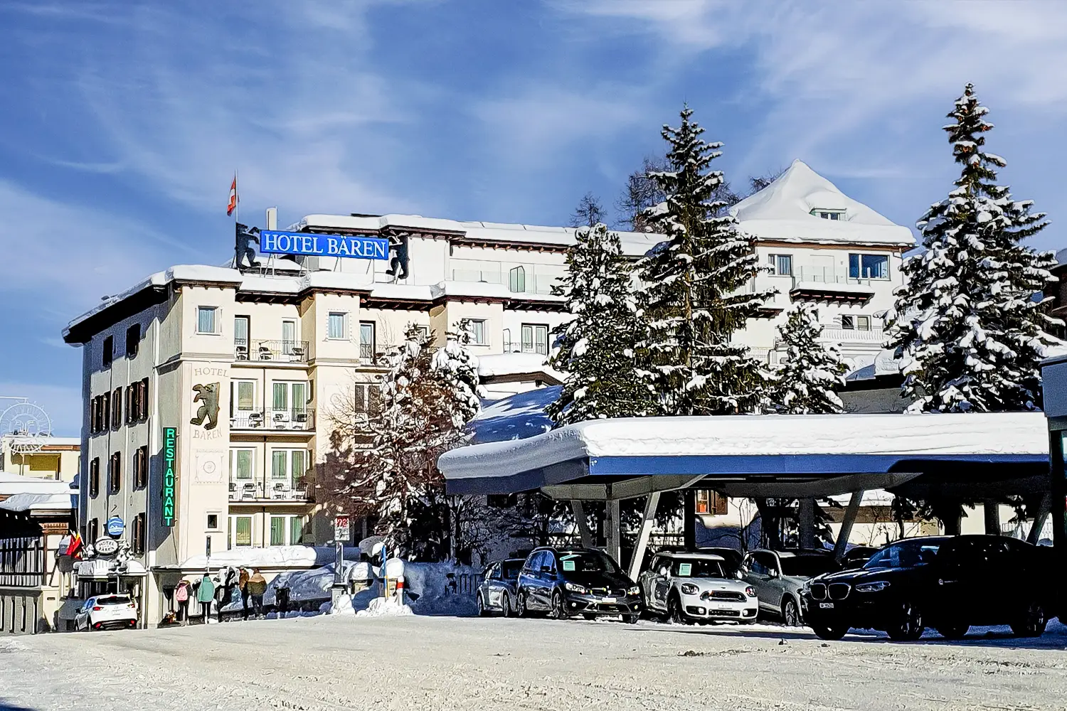 Hotel Bären in St. Moritz mit Schnee im Winter