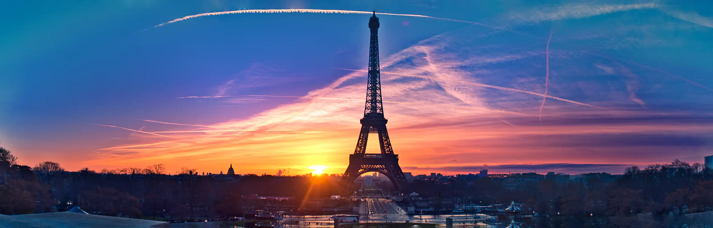 Paris mit Eifelturm bei Sonnenuntergang
