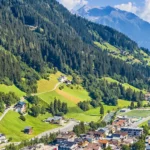 Drohnenaufnahme von See im Paznau Tal