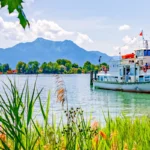 Chiemsee mit Fraueninsel im Hintergrund