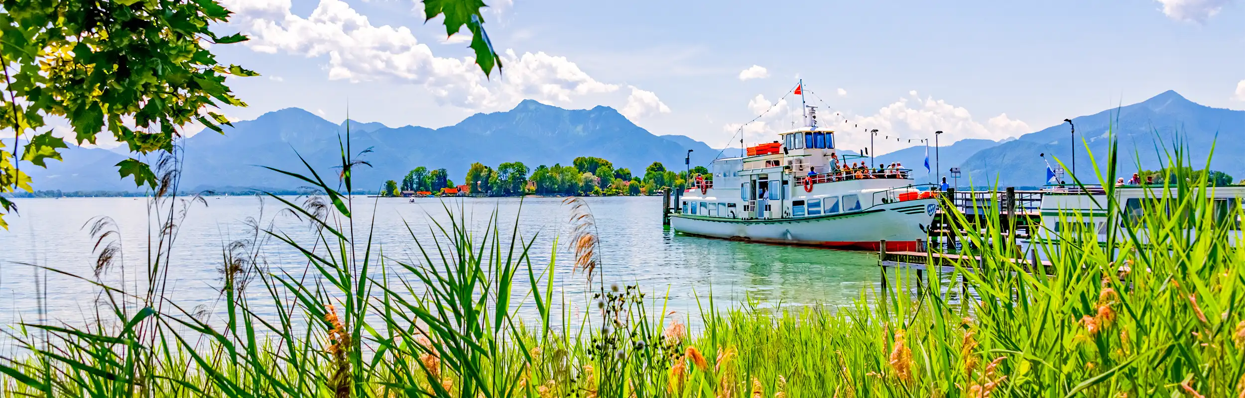 Chiemsee mit Fraueninsel im Hintergrund