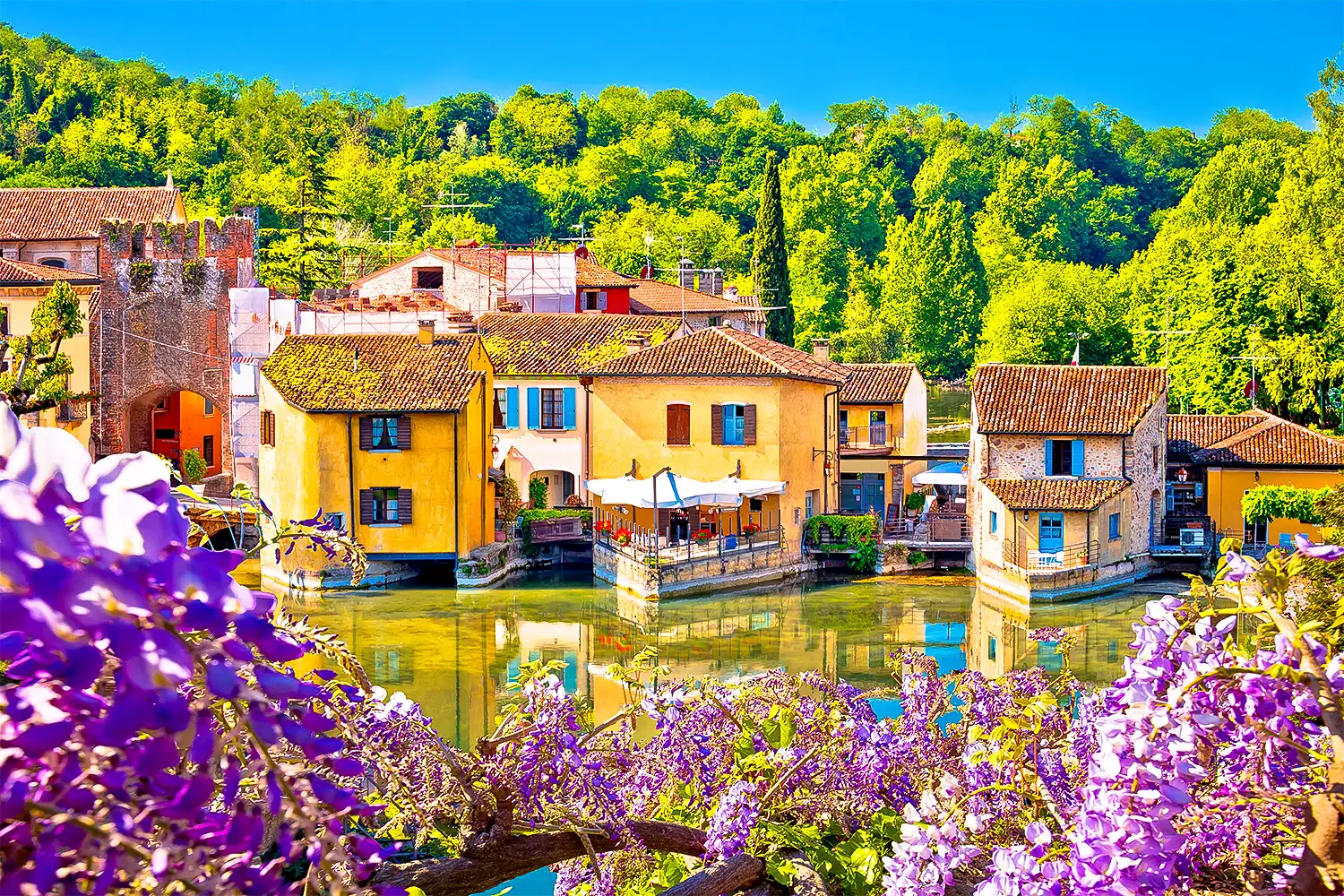 Farbige Häuser in Borghetto