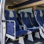 Einblick von der Seite in den Bus